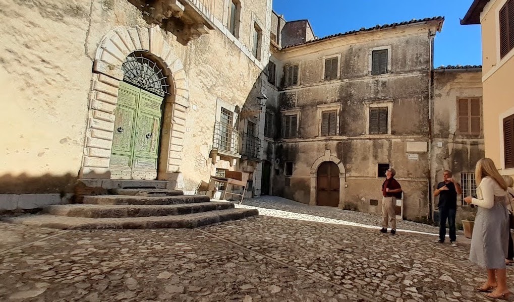Rome cooking class touring guests